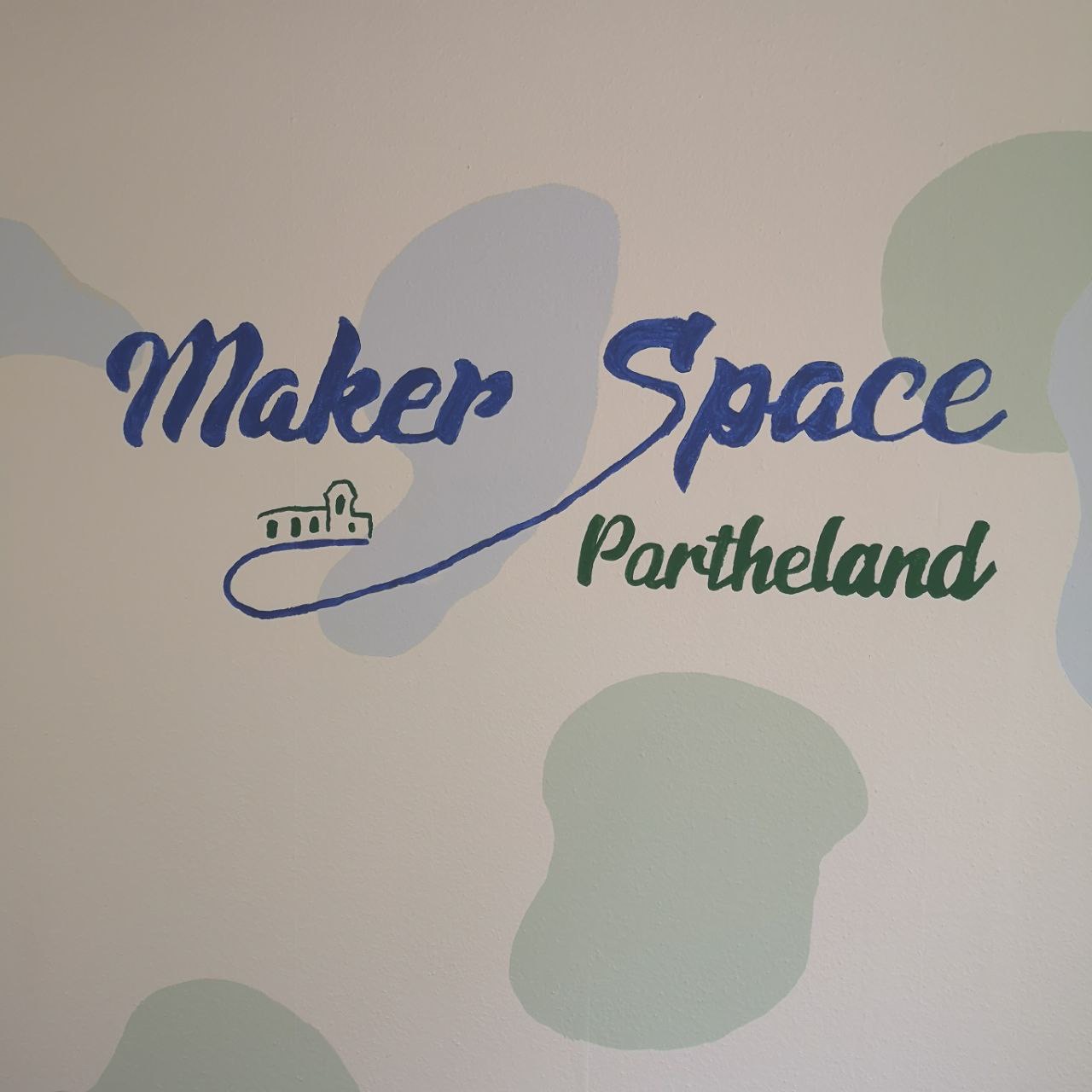 Temporärer Makerspace – Logo an der Eingangswand