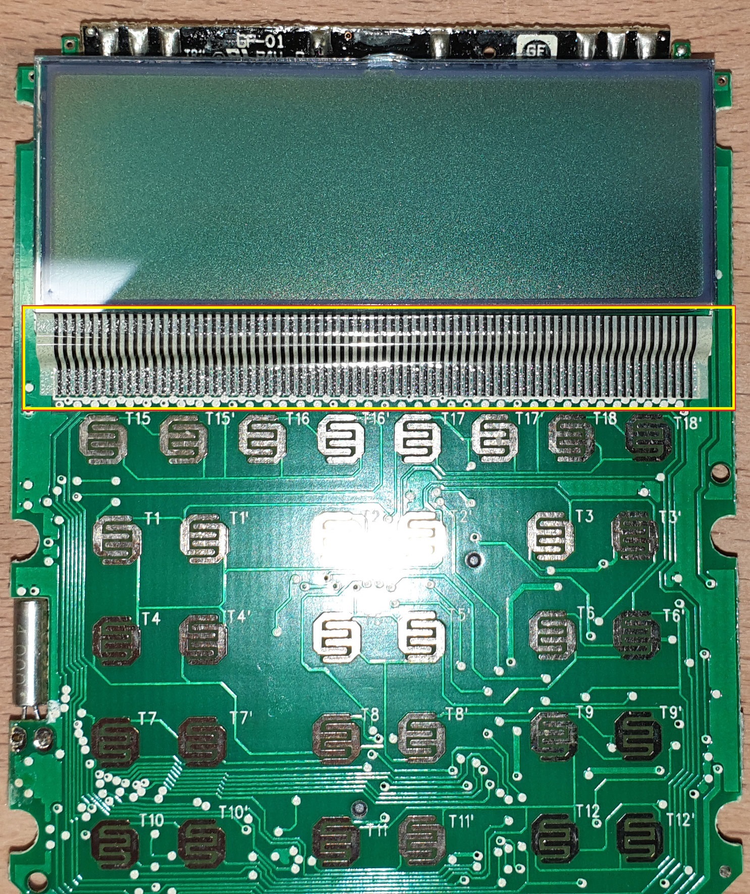 Vorderseite der Platine mit markierten Leiterbahnen am unteren Rand des Displays.