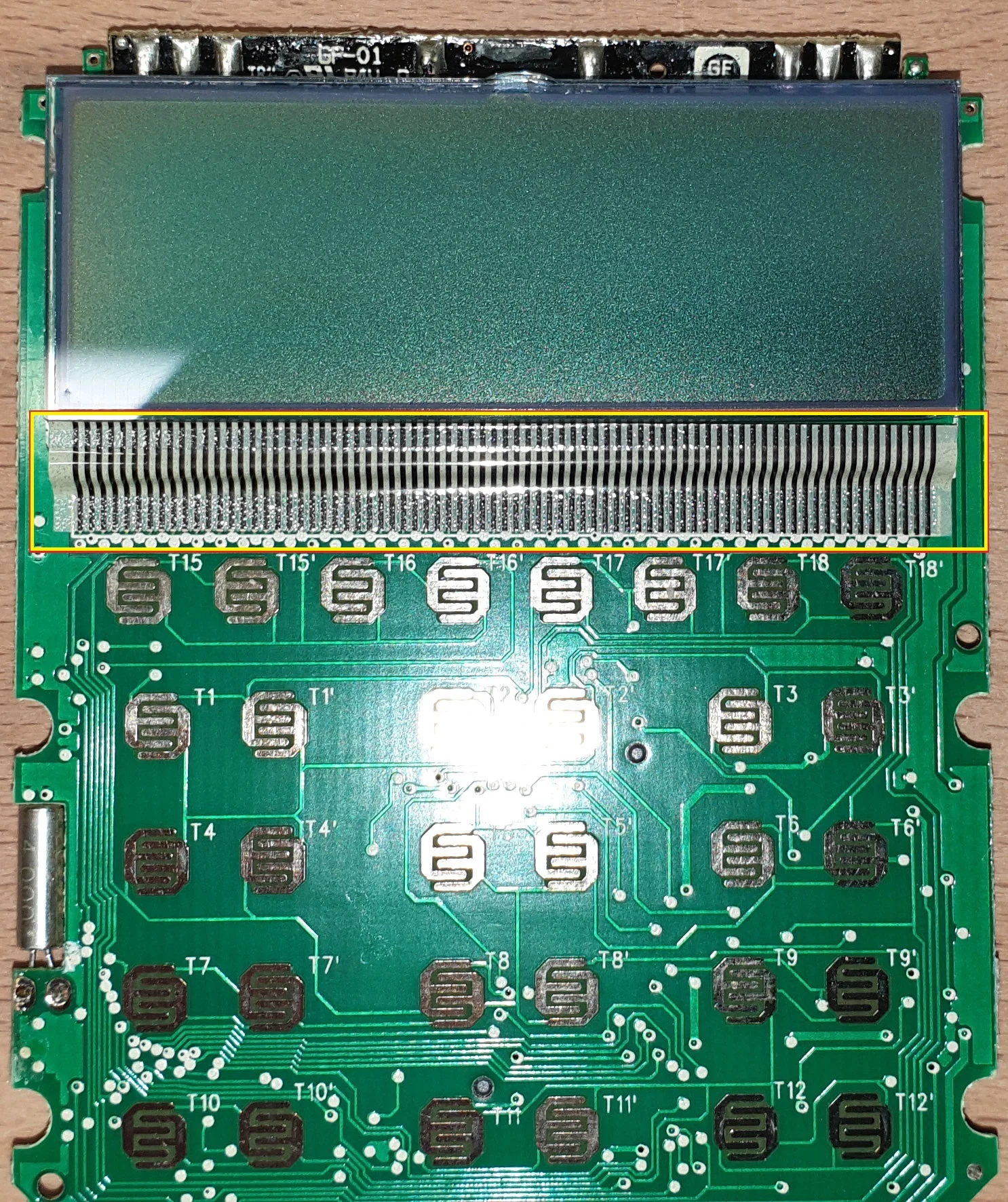 Vorderseite der Platine mit markierten Leiterbahnen am unteren Rand des Displays.