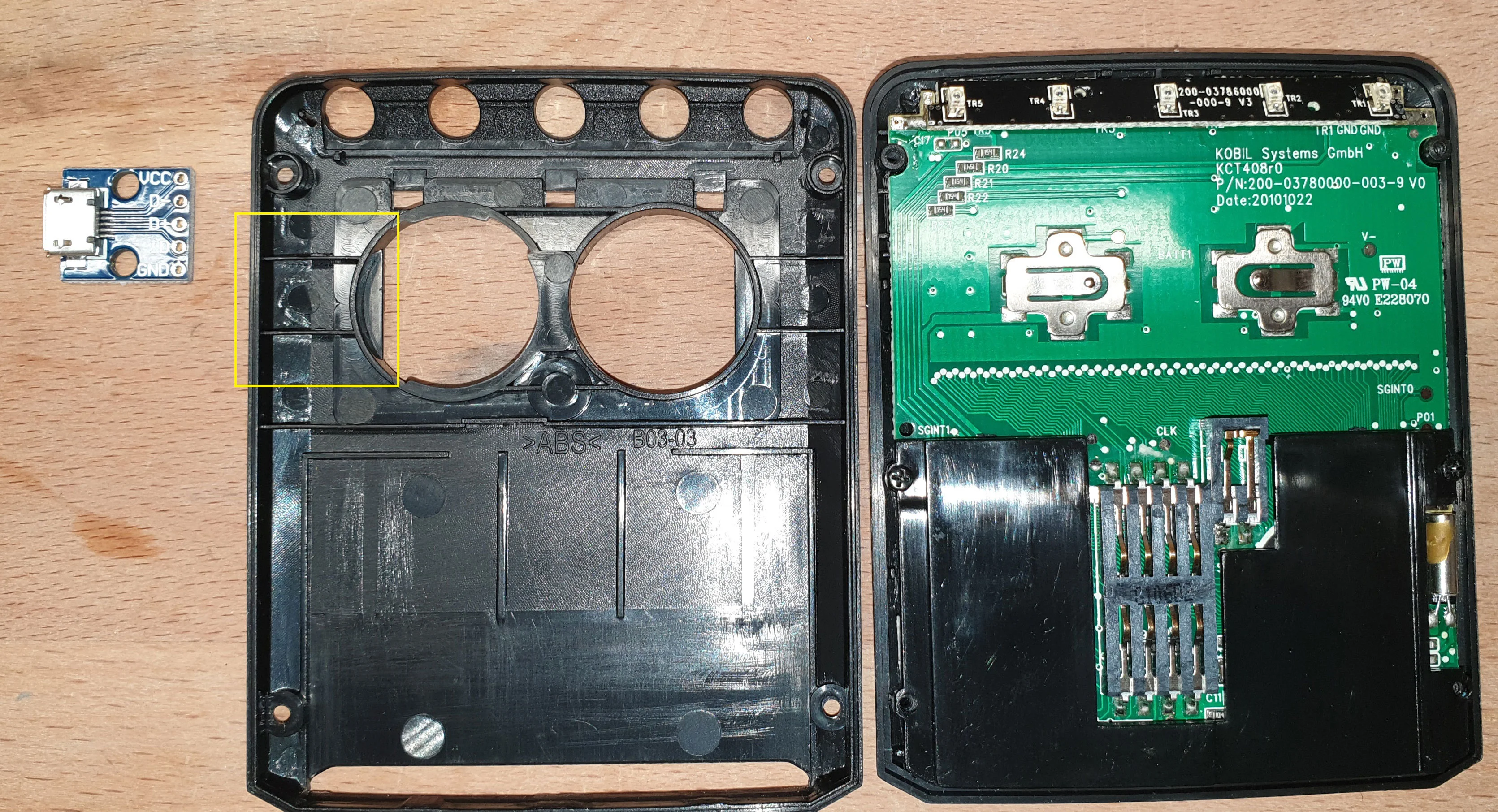 Geöffnetes Gehäuse neben der kleinen Platine mit Micro-USB-Buchse.