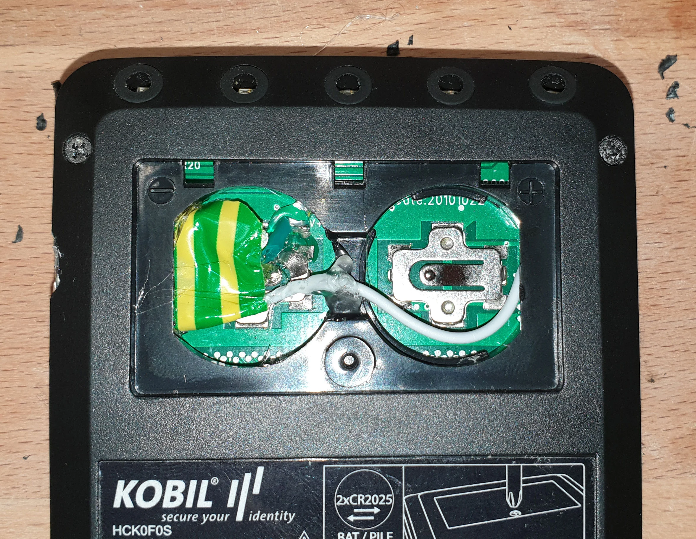 Leitungen der USB-Stromversorgung im offenen Batteriefach.